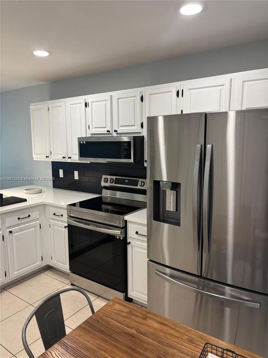 Под контрактом: $4,500 (2 спален, 2 ванн, 1180 Квадратных фут)