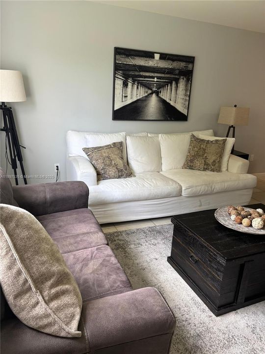 Под контрактом: $4,500 (2 спален, 2 ванн, 1180 Квадратных фут)