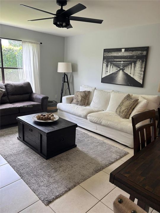 Под контрактом: $4,500 (2 спален, 2 ванн, 1180 Квадратных фут)