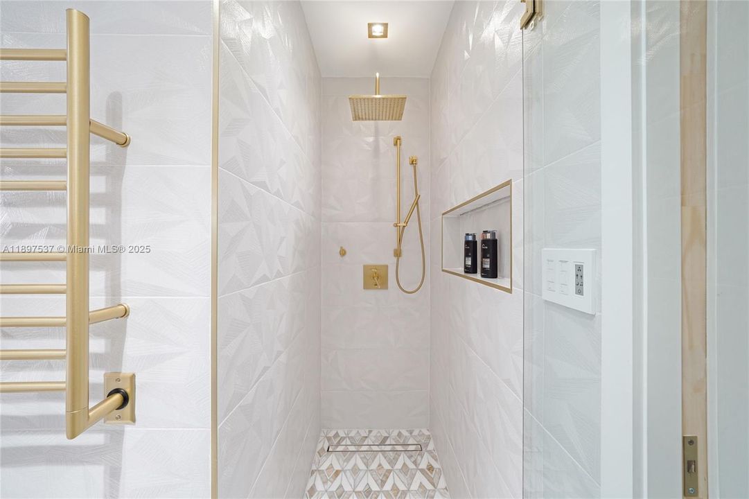 待售: $1,700,000 (7 贝兹, 5 浴室, 4073 平方英尺)