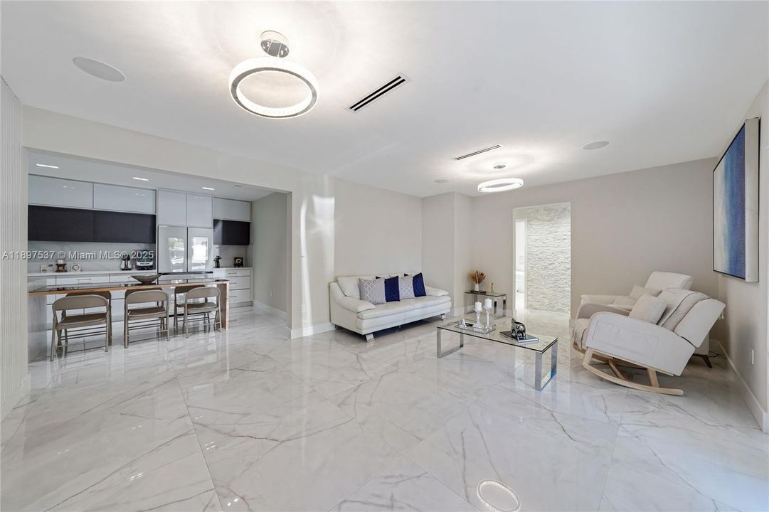 待售: $1,700,000 (7 贝兹, 5 浴室, 4073 平方英尺)