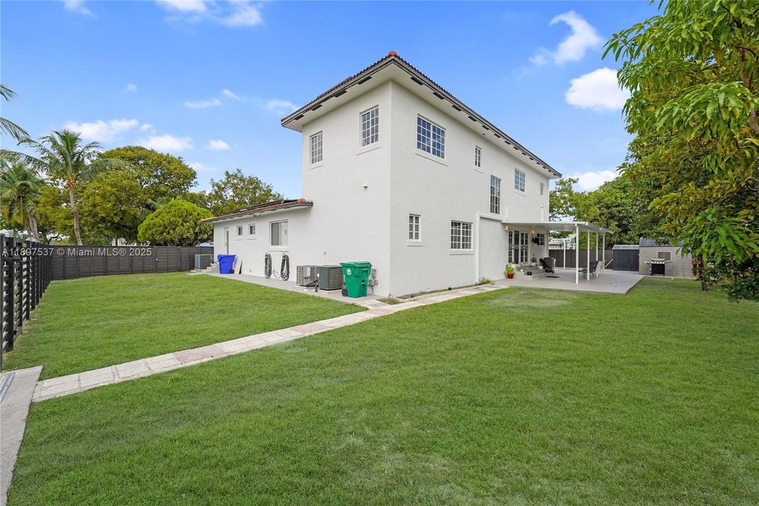 待售: $1,700,000 (7 贝兹, 5 浴室, 4073 平方英尺)