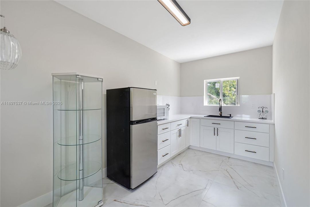 待售: $1,700,000 (7 贝兹, 5 浴室, 4073 平方英尺)