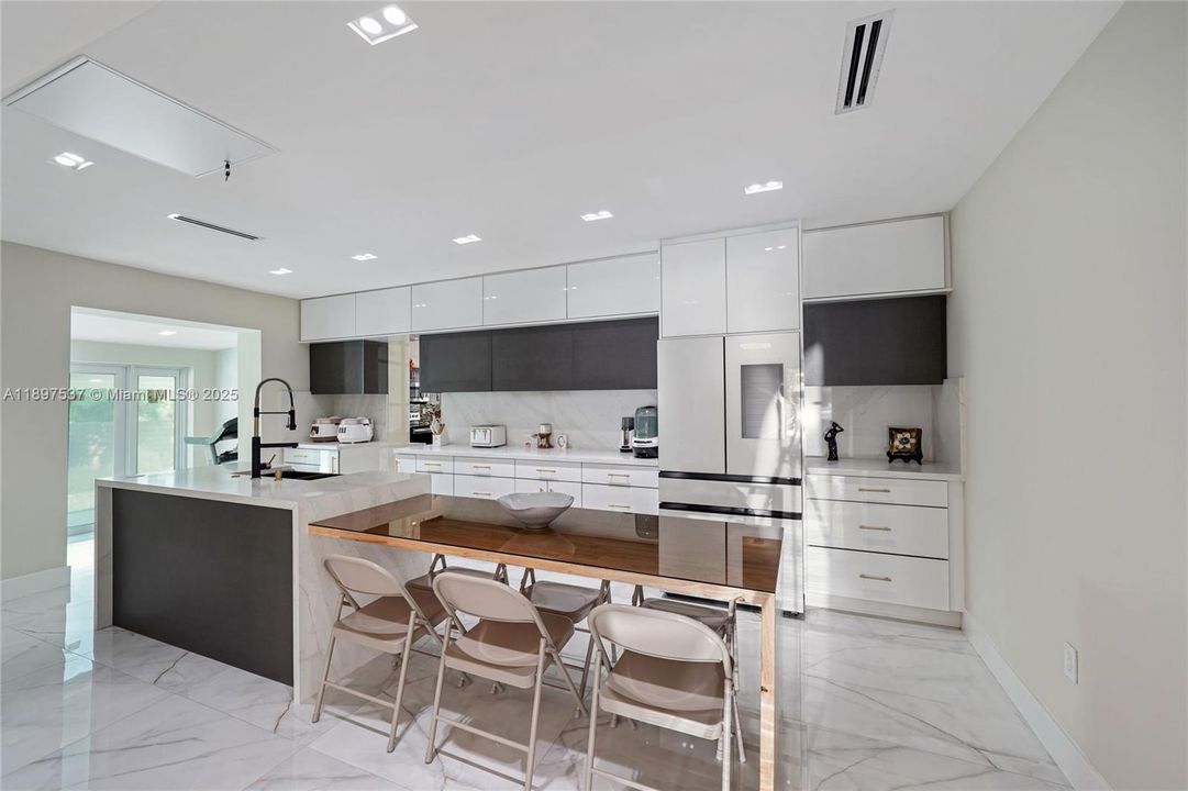 待售: $1,700,000 (7 贝兹, 5 浴室, 4073 平方英尺)