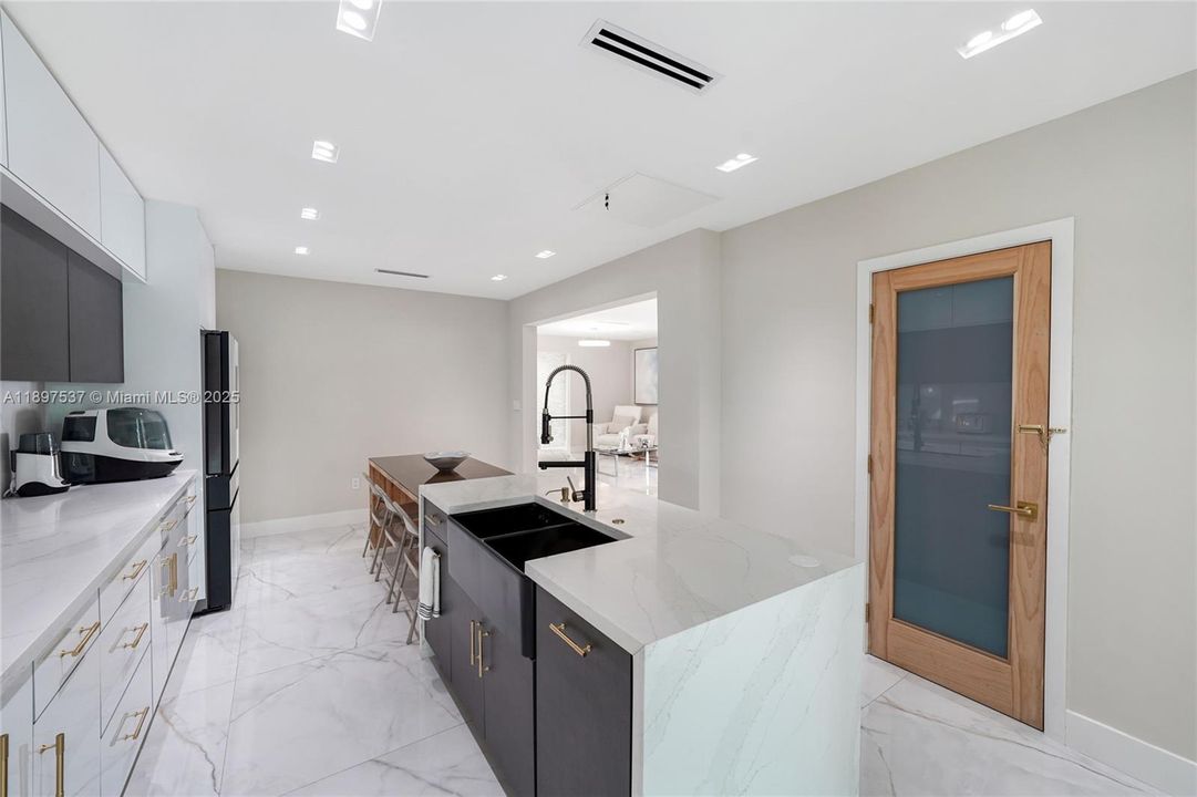 待售: $1,700,000 (7 贝兹, 5 浴室, 4073 平方英尺)