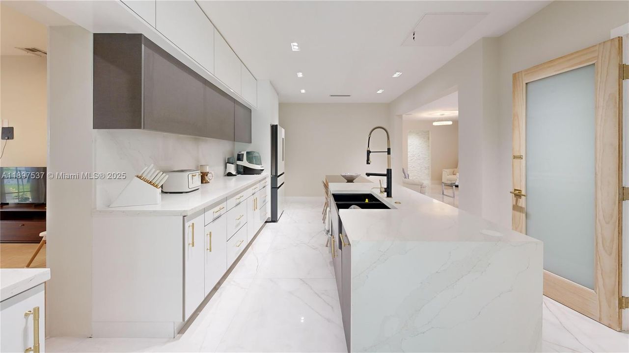 待售: $1,700,000 (7 贝兹, 5 浴室, 4073 平方英尺)