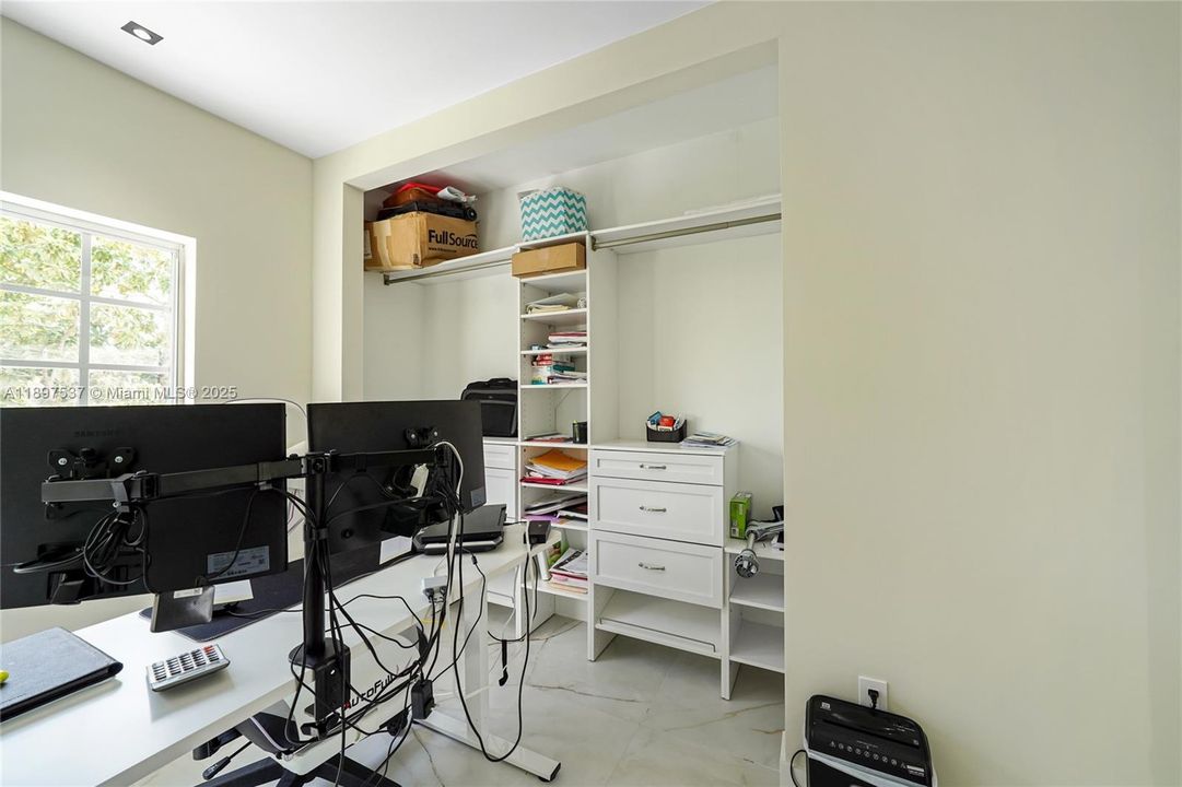 待售: $1,700,000 (7 贝兹, 5 浴室, 4073 平方英尺)