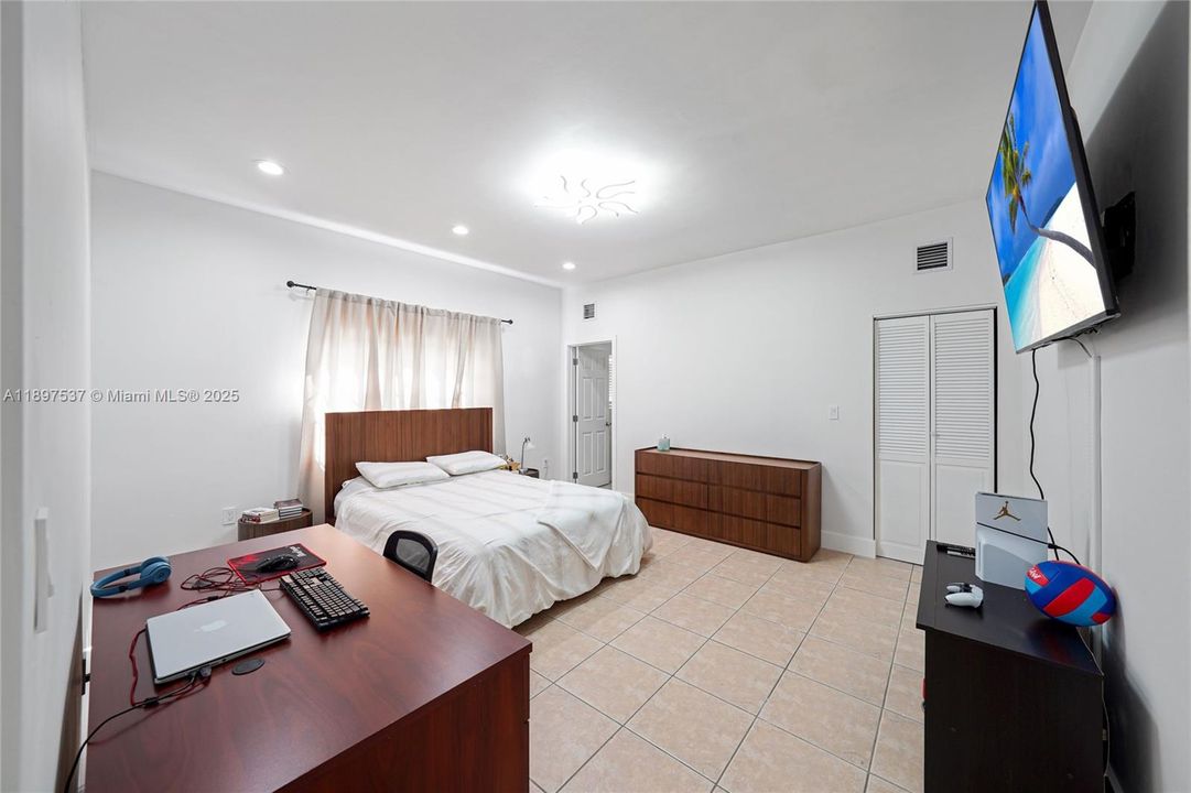 待售: $1,700,000 (7 贝兹, 5 浴室, 4073 平方英尺)