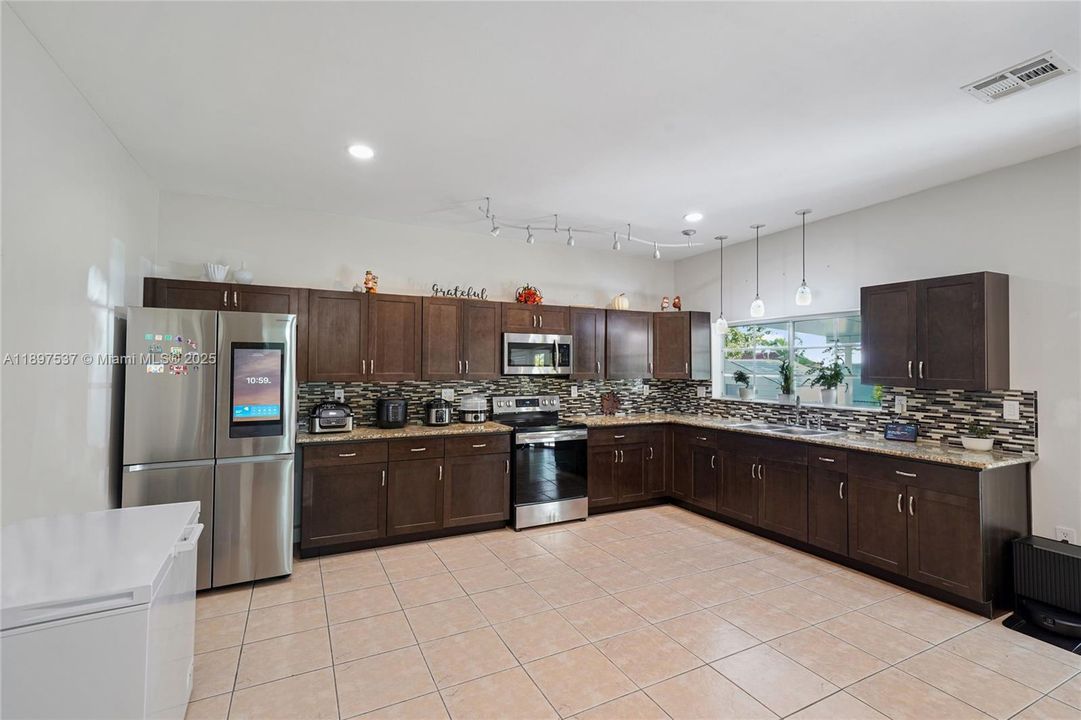 待售: $1,700,000 (7 贝兹, 5 浴室, 4073 平方英尺)