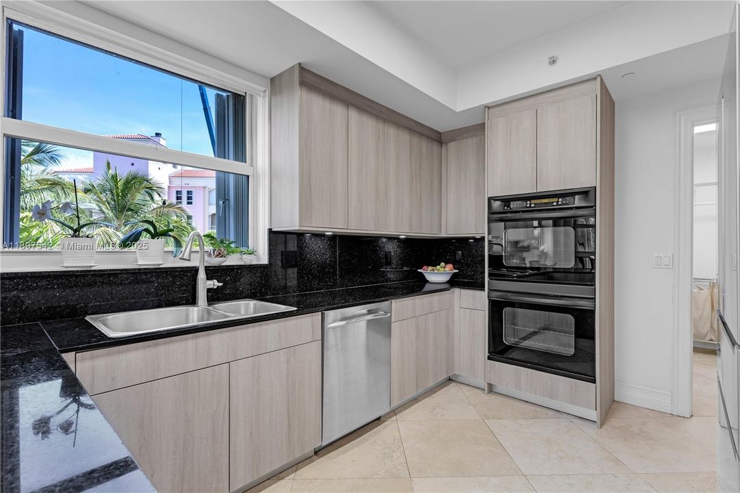 For Sale: $2,870,000 (3 beds, 3 baths, 2667 Square Feet)