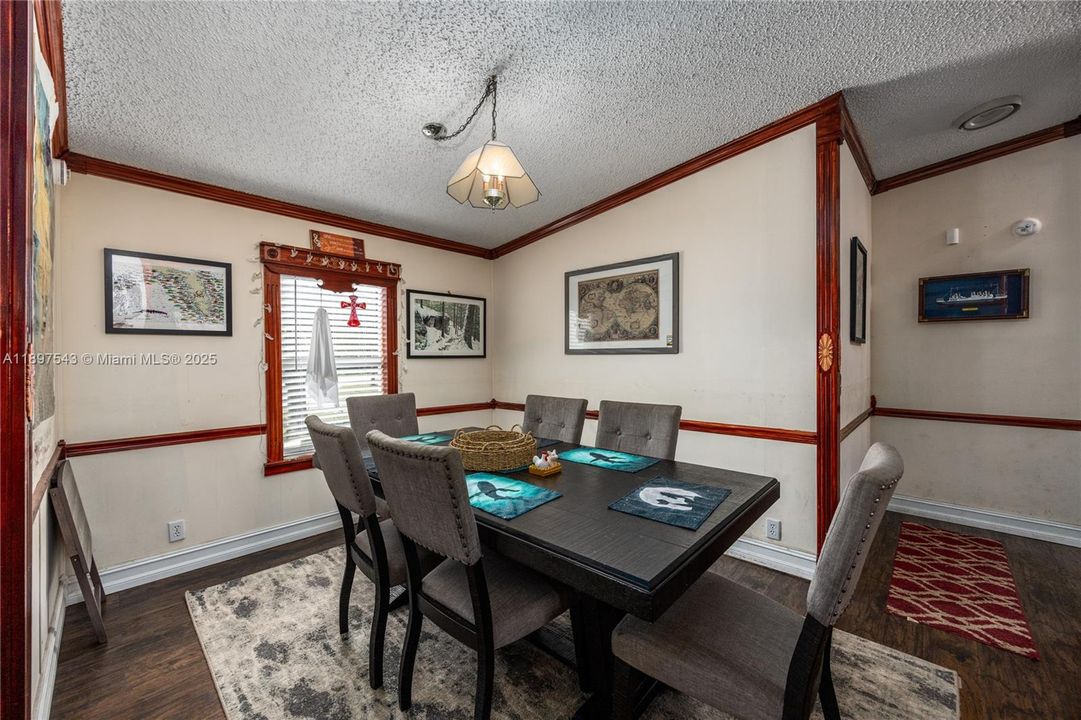 For Sale: $220,000 (3 beds, 2 baths, 1640 Square Feet)