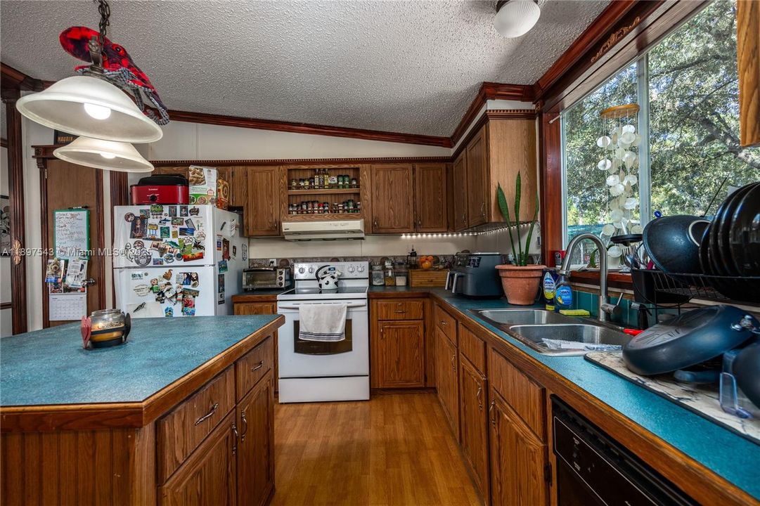 For Sale: $220,000 (3 beds, 2 baths, 1640 Square Feet)