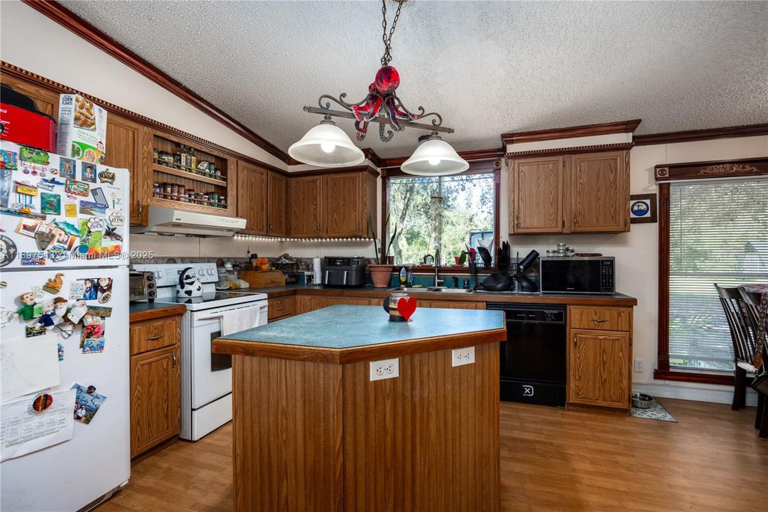 For Sale: $220,000 (3 beds, 2 baths, 1640 Square Feet)