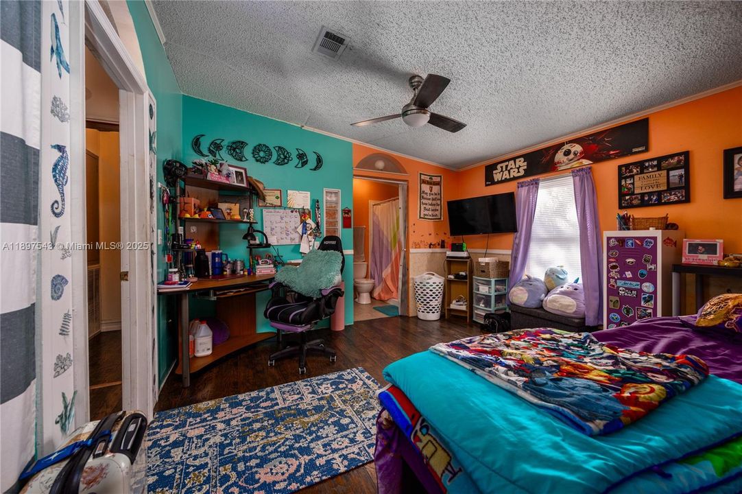 For Sale: $220,000 (3 beds, 2 baths, 1640 Square Feet)