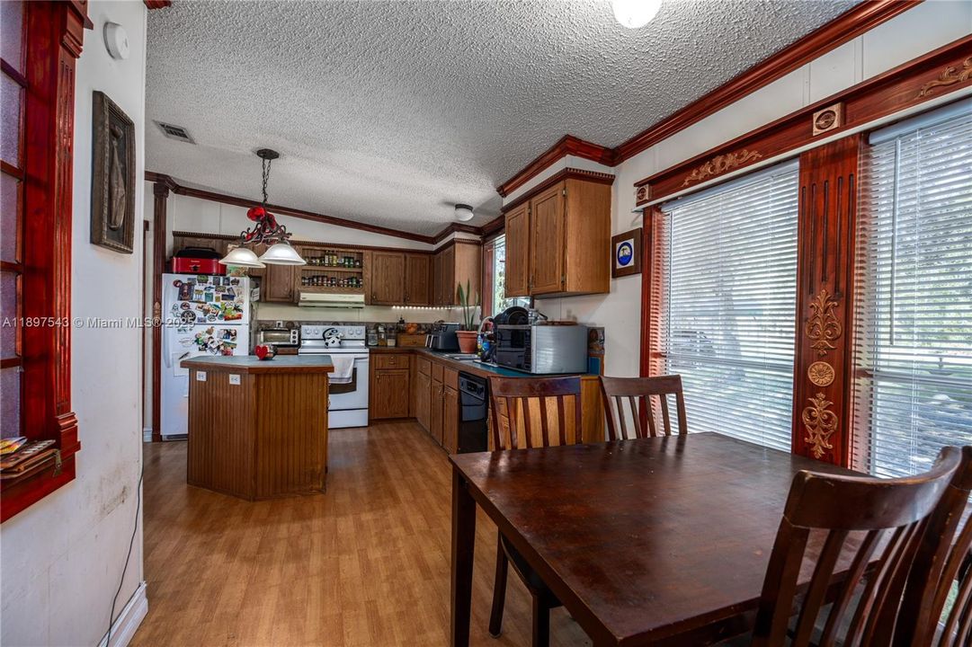 For Sale: $220,000 (3 beds, 2 baths, 1640 Square Feet)