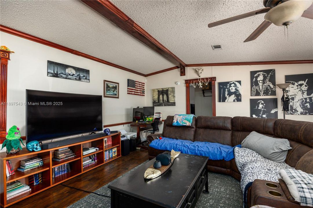 For Sale: $220,000 (3 beds, 2 baths, 1640 Square Feet)