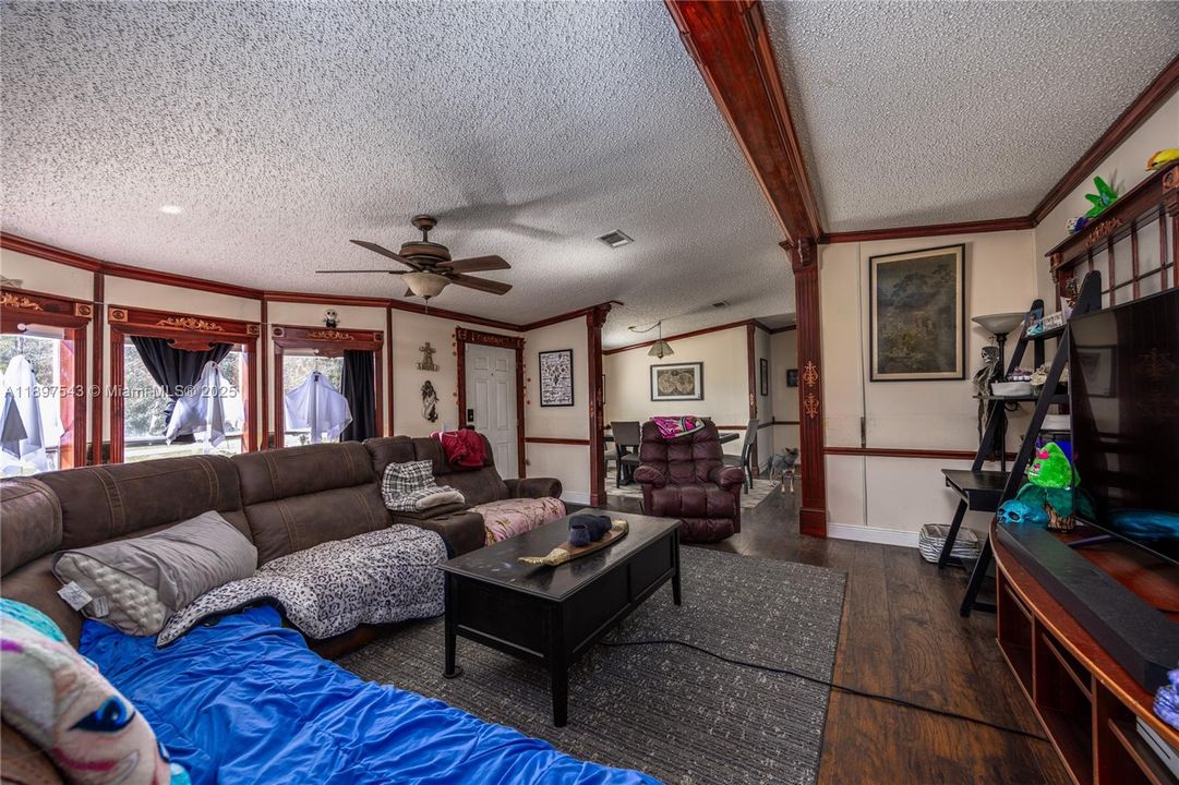 For Sale: $220,000 (3 beds, 2 baths, 1640 Square Feet)