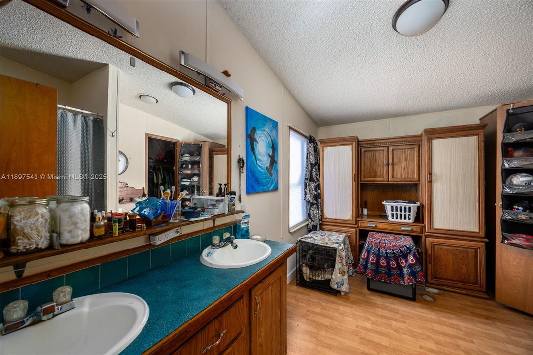 For Sale: $220,000 (3 beds, 2 baths, 1640 Square Feet)