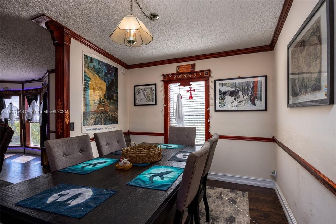 For Sale: $220,000 (3 beds, 2 baths, 1640 Square Feet)