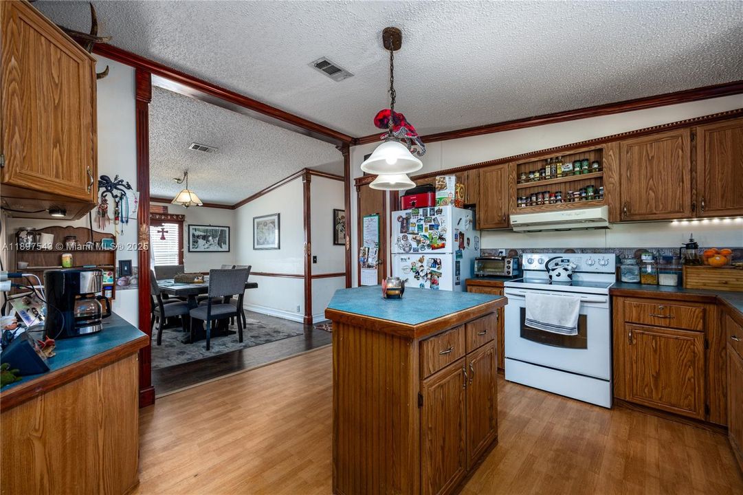 For Sale: $220,000 (3 beds, 2 baths, 1640 Square Feet)