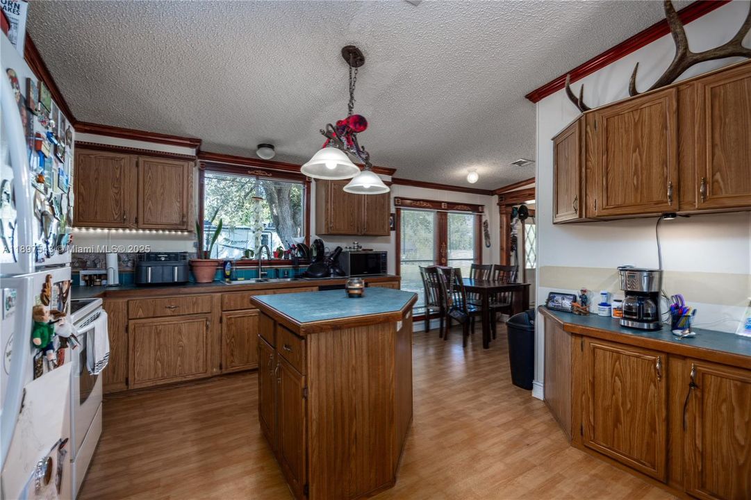 For Sale: $220,000 (3 beds, 2 baths, 1640 Square Feet)