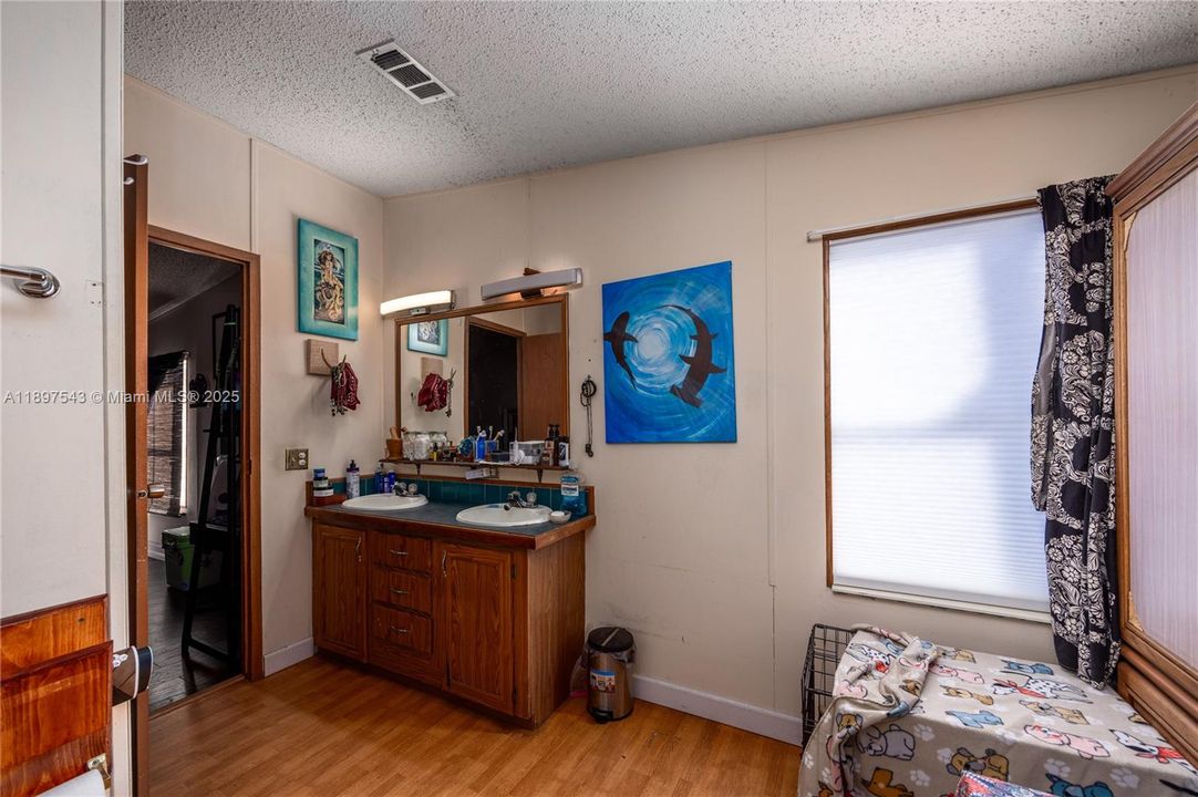 For Sale: $220,000 (3 beds, 2 baths, 1640 Square Feet)