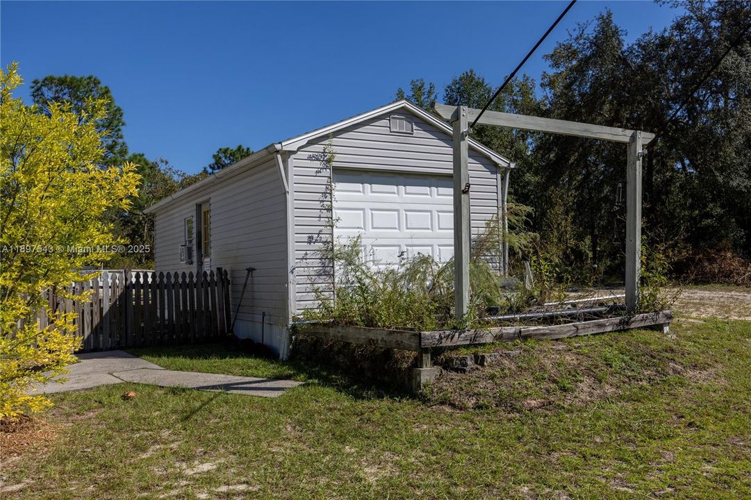 For Sale: $220,000 (3 beds, 2 baths, 1640 Square Feet)