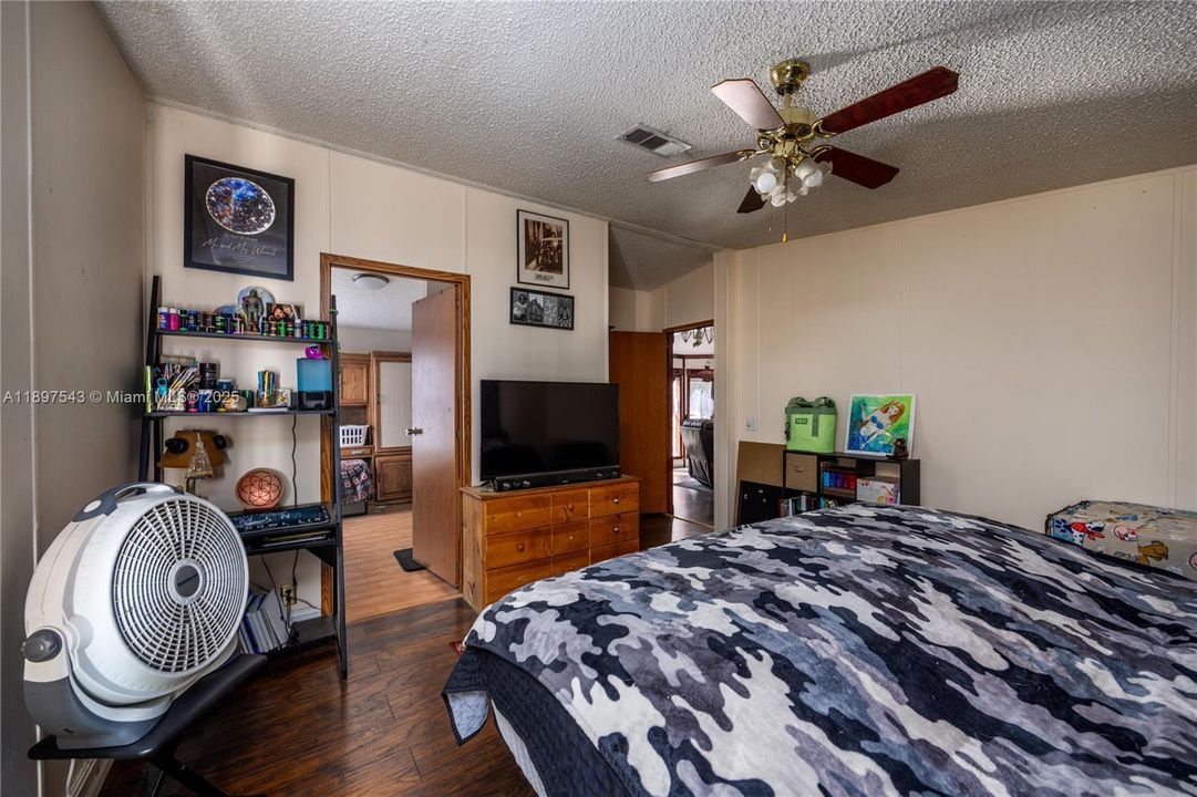 For Sale: $220,000 (3 beds, 2 baths, 1640 Square Feet)