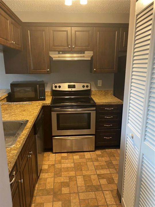 Под контрактом: $1,600 (1 спален, 1 ванн, 800 Квадратных фут)