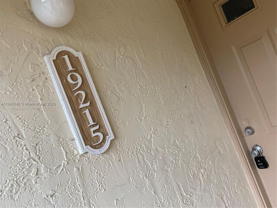 Под контрактом: $1,600 (1 спален, 1 ванн, 800 Квадратных фут)