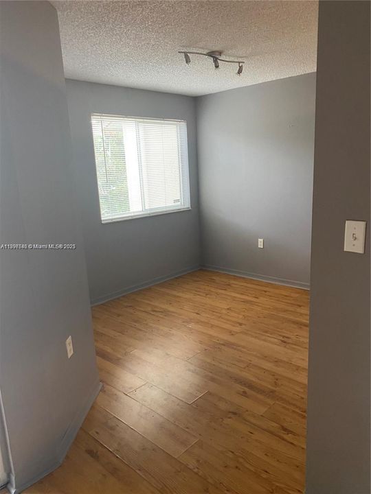 Под контрактом: $1,600 (1 спален, 1 ванн, 800 Квадратных фут)