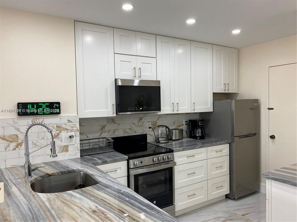 合同活跃: $2,000 (0 贝兹, 1 浴室, 545 平方英尺)