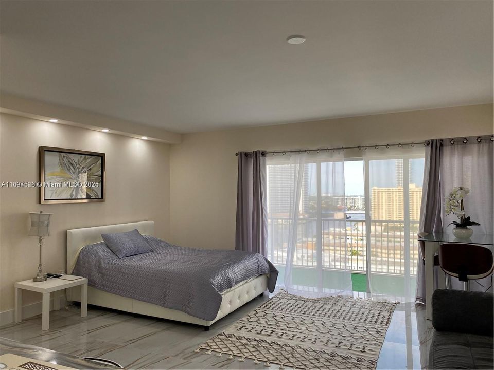 合同活跃: $2,000 (0 贝兹, 1 浴室, 545 平方英尺)