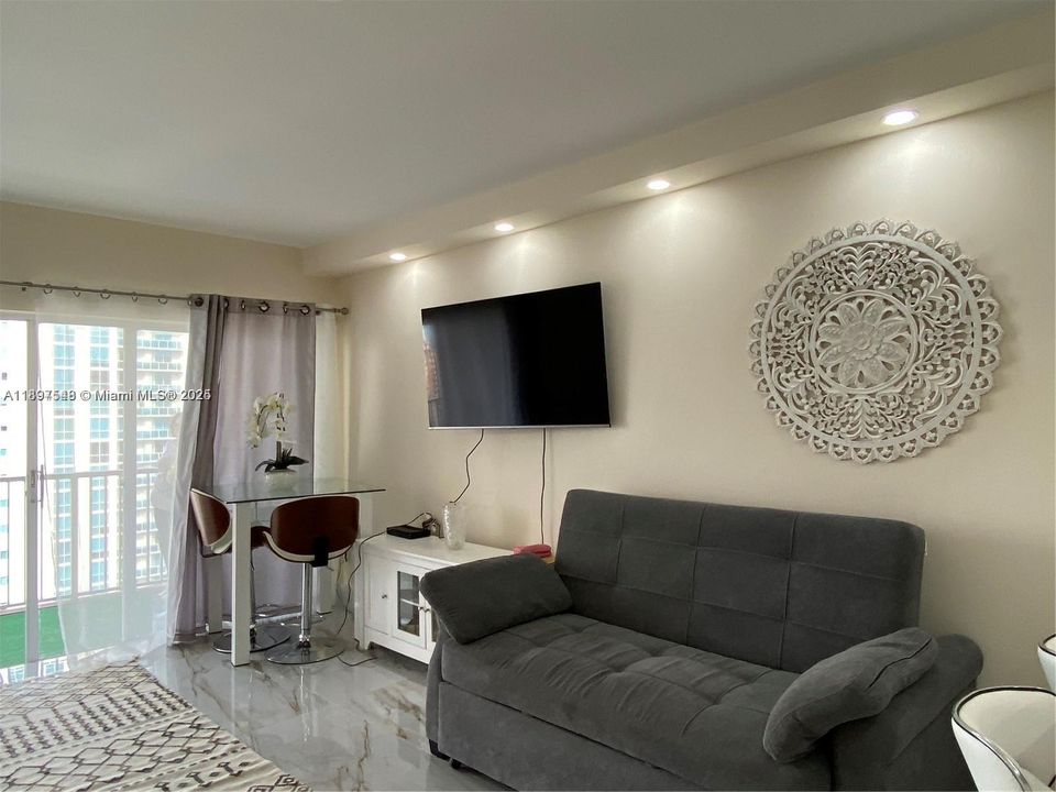 合同活跃: $2,000 (0 贝兹, 1 浴室, 545 平方英尺)