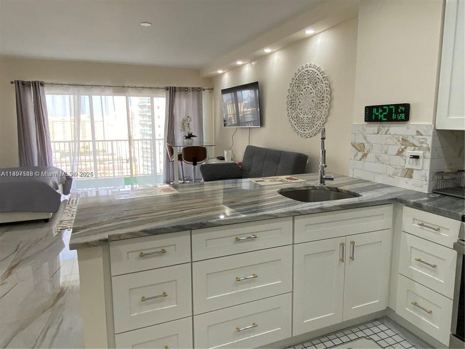 合同活跃: $2,000 (0 贝兹, 1 浴室, 545 平方英尺)