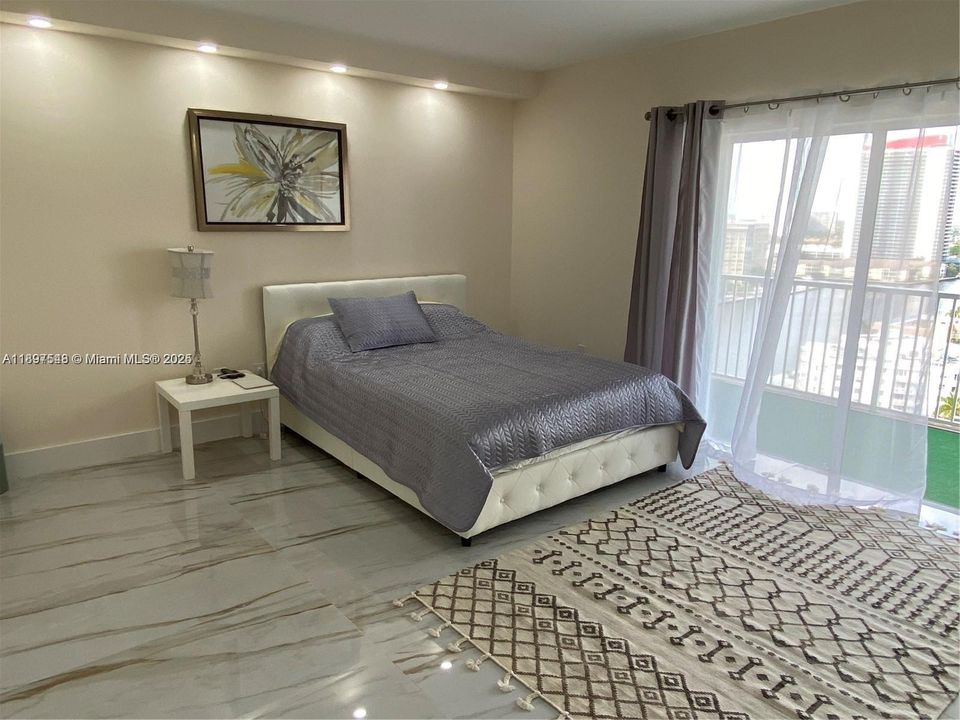 合同活跃: $2,000 (0 贝兹, 1 浴室, 545 平方英尺)