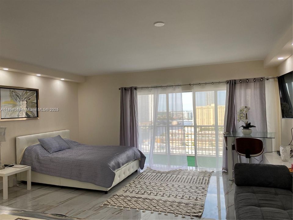 合同活跃: $2,000 (0 贝兹, 1 浴室, 545 平方英尺)