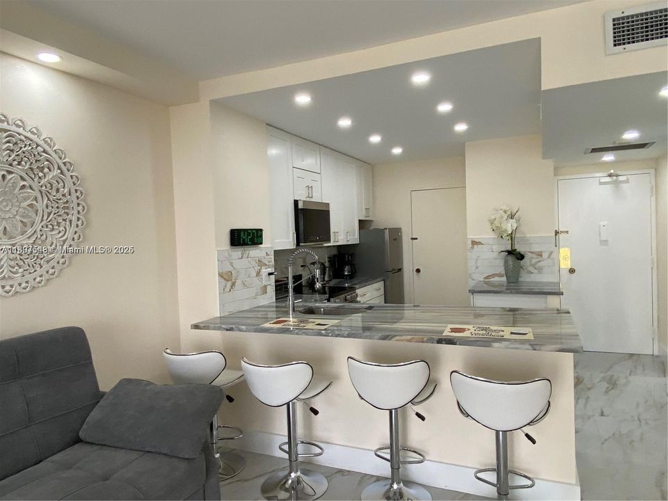 合同活跃: $2,000 (0 贝兹, 1 浴室, 545 平方英尺)