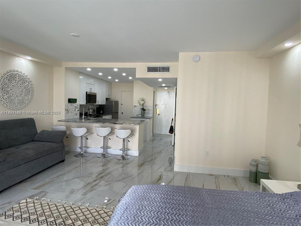 合同活跃: $2,000 (0 贝兹, 1 浴室, 545 平方英尺)