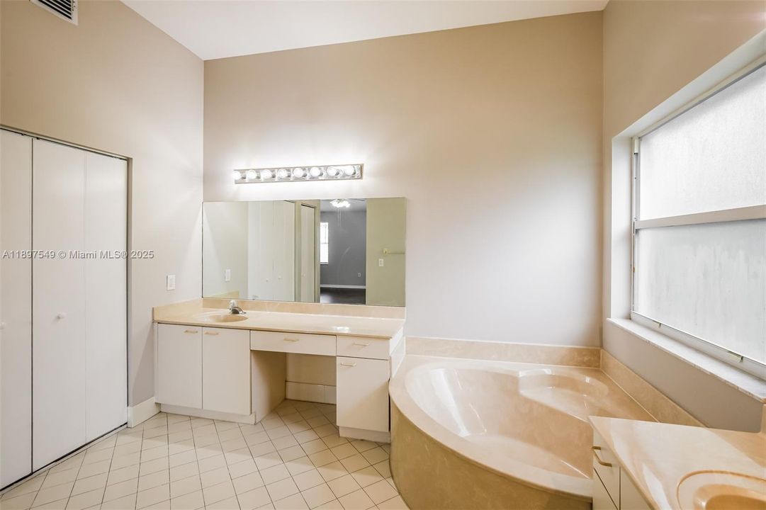 合同活跃: $3,825 (5 贝兹, 3 浴室, 2998 平方英尺)