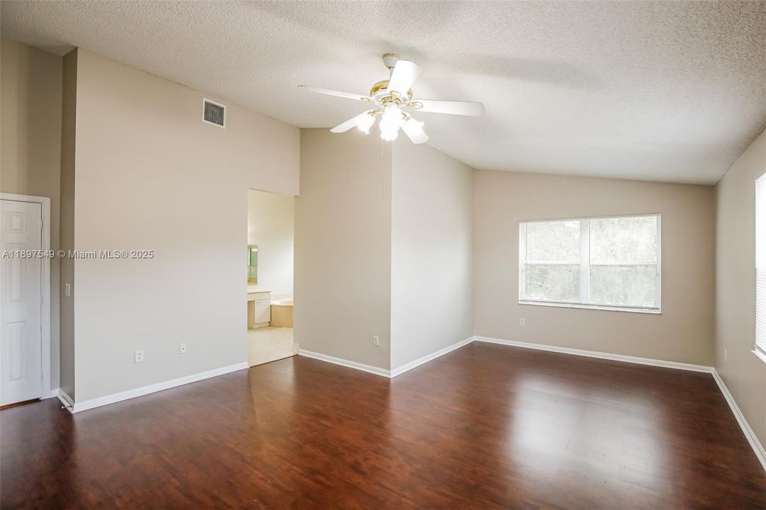 合同活跃: $3,825 (5 贝兹, 3 浴室, 2998 平方英尺)