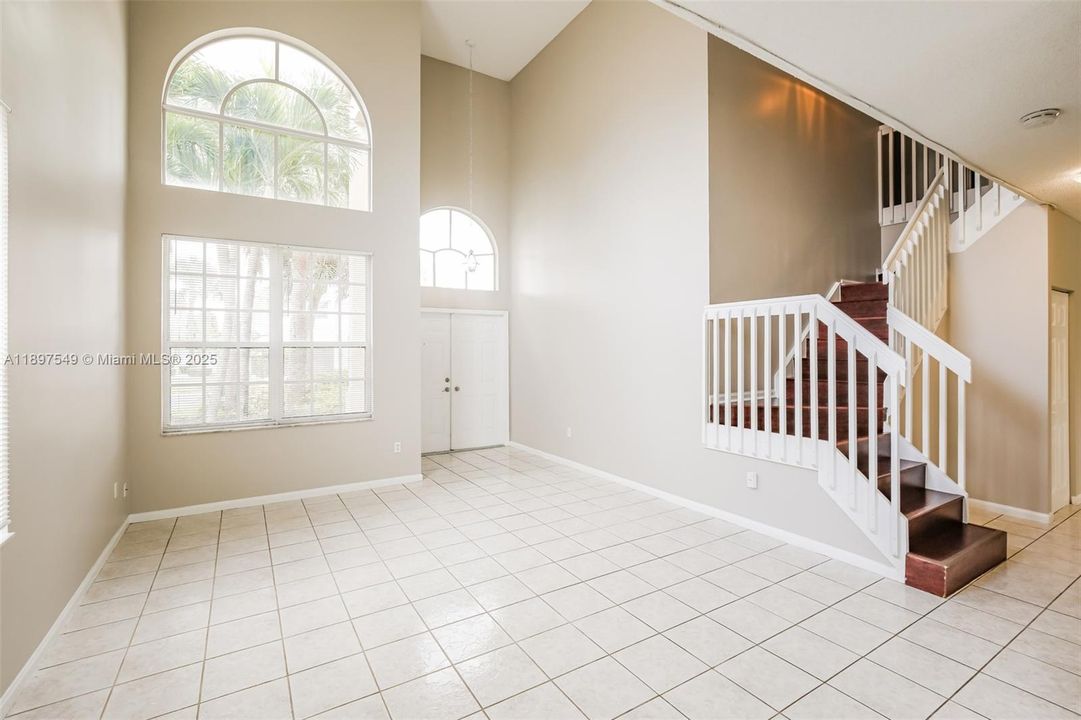 合同活跃: $3,825 (5 贝兹, 3 浴室, 2998 平方英尺)