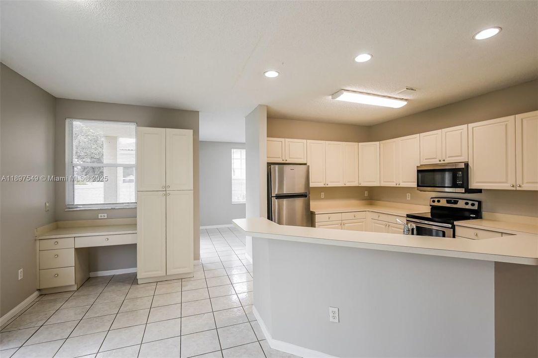 合同活跃: $3,825 (5 贝兹, 3 浴室, 2998 平方英尺)