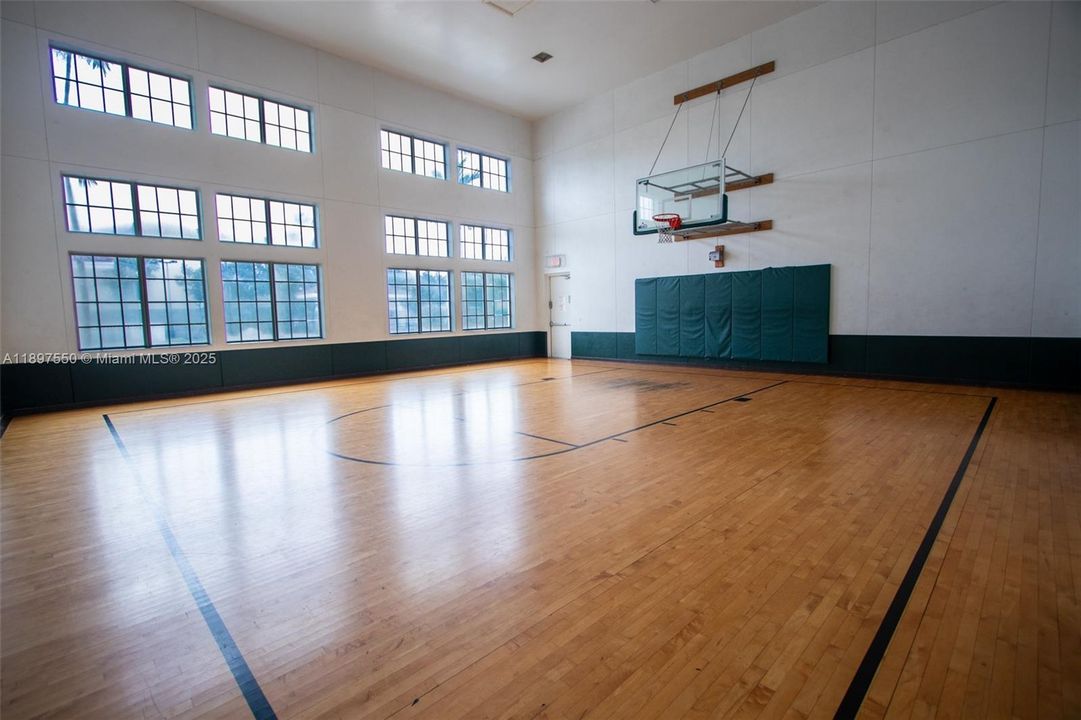 For Rent: $2,600 (3 beds, 2 baths, 1255 Square Feet)