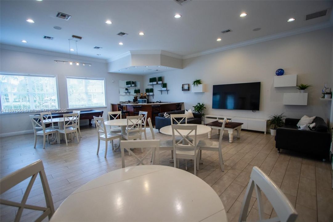 For Rent: $2,600 (3 beds, 2 baths, 1255 Square Feet)