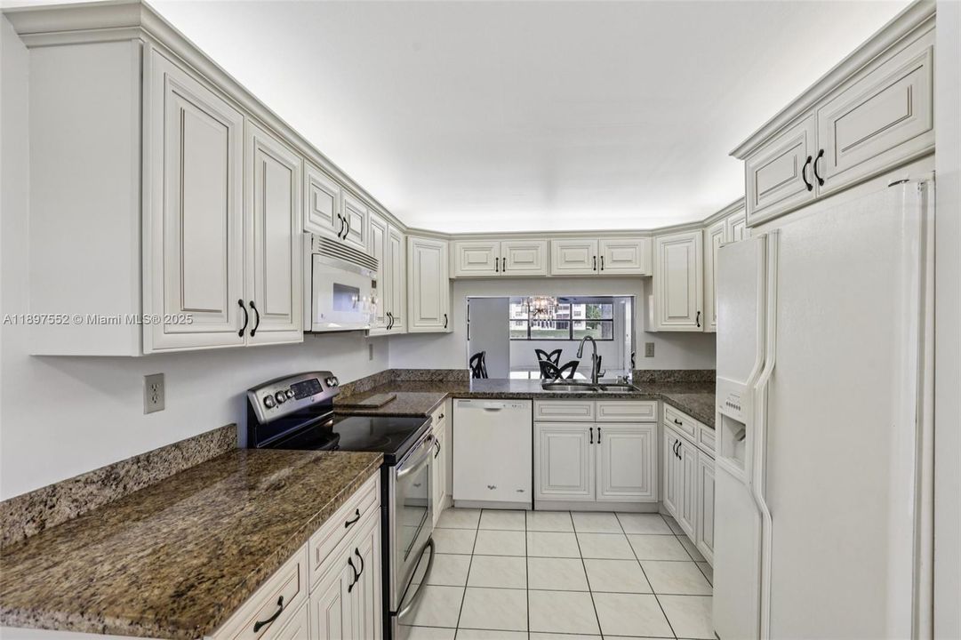 На продажу: $215,000 (2 спален, 2 ванн, 1365 Квадратных фут)