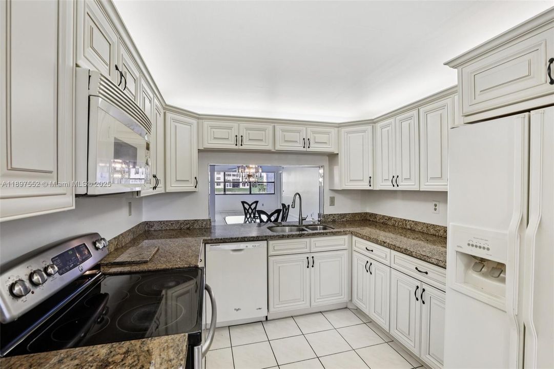 На продажу: $215,000 (2 спален, 2 ванн, 1365 Квадратных фут)