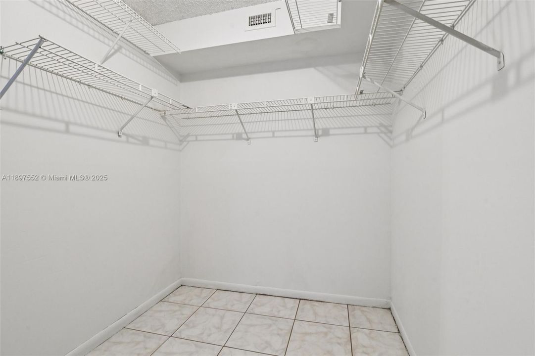 На продажу: $215,000 (2 спален, 2 ванн, 1365 Квадратных фут)