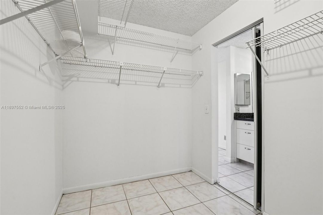 На продажу: $215,000 (2 спален, 2 ванн, 1365 Квадратных фут)