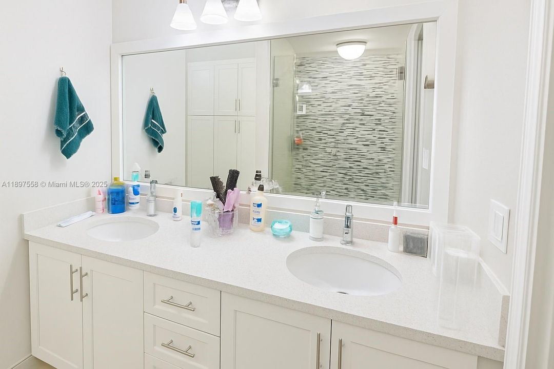 For Rent: $3,200 (2 beds, 2 baths, 1187 Square Feet)